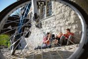 Velofahrer machen Rast bei der Kyburg Velofahrer machen Rast bei der Kyburg
